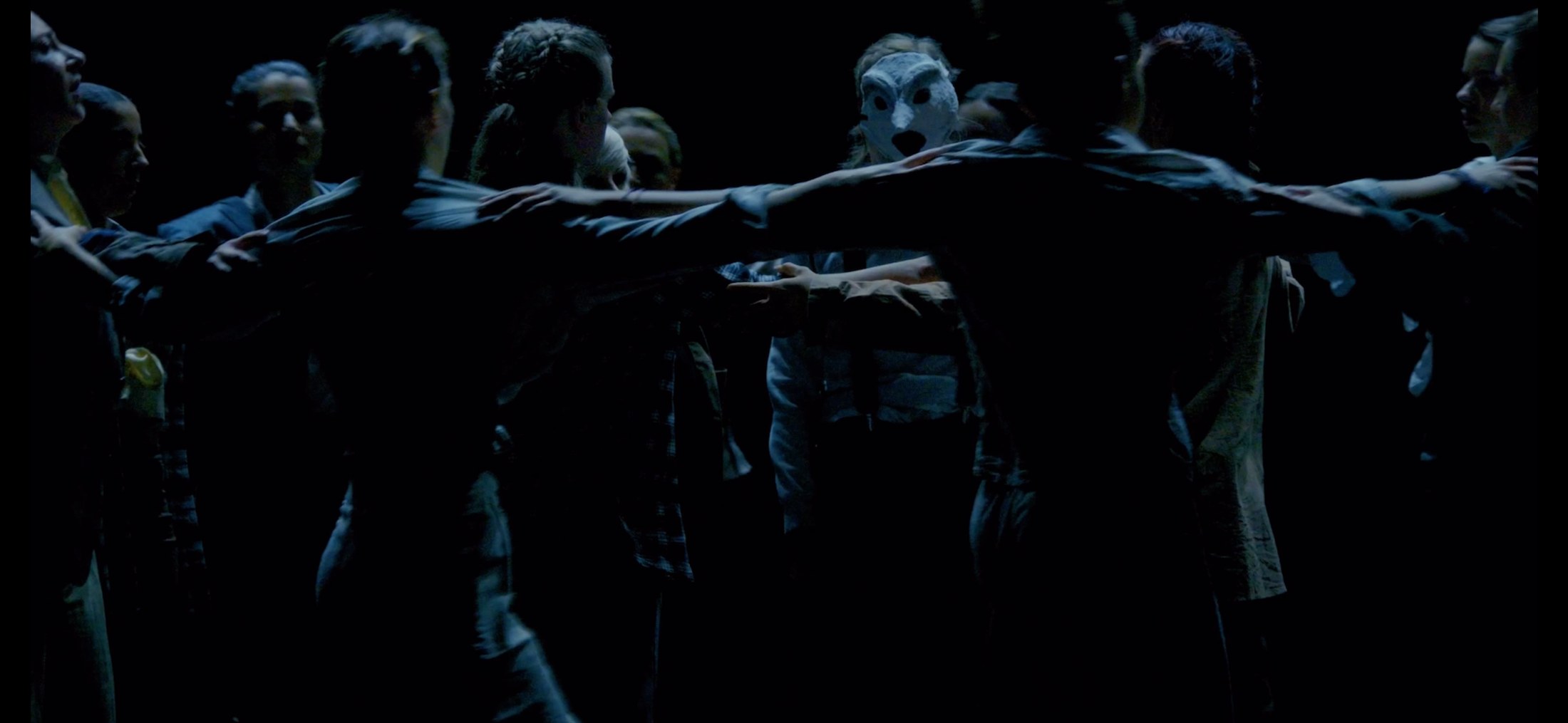 Groupe de danseurs en répétition sur un plateau