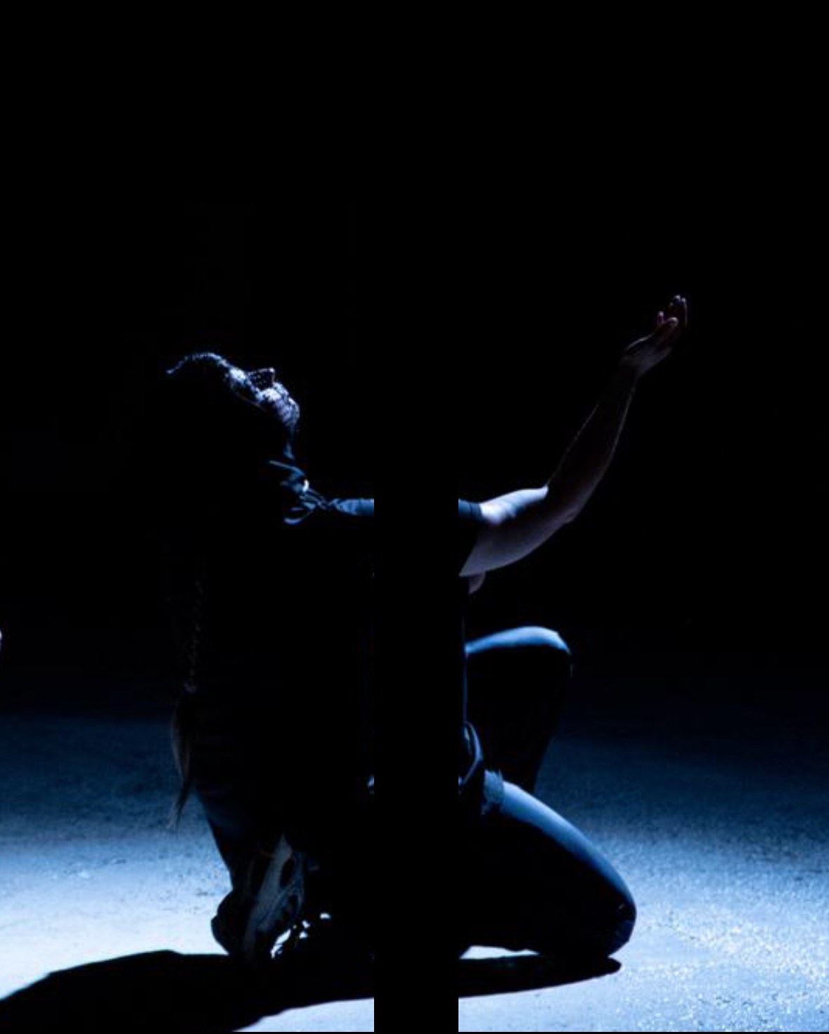 Danseuse en mouvement dans une lumière bleue