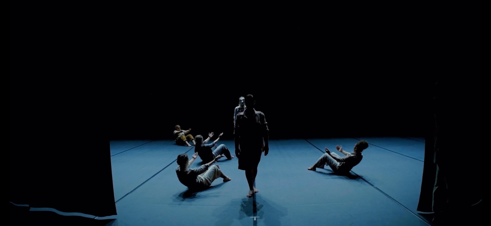 Image de la pièce TERRITORY, danseurs en mouvement sur un plateau sombre